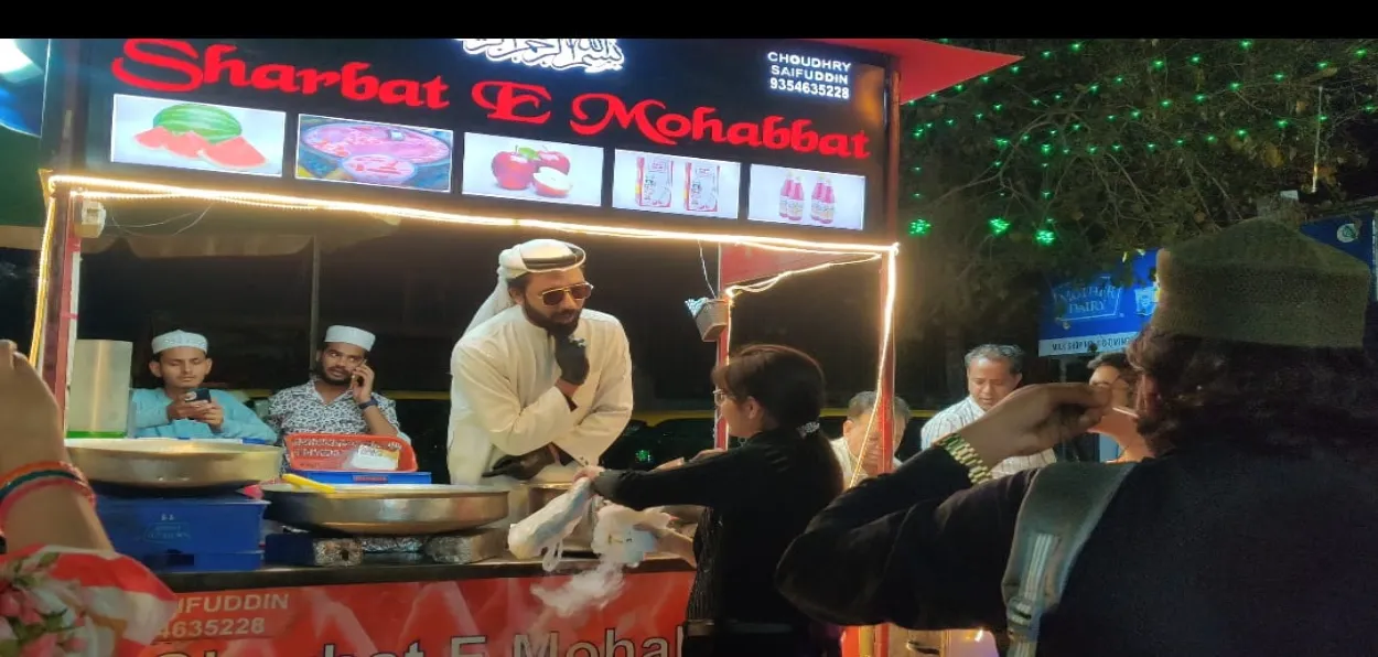 محمد شعيب جشتي في كشكه في منطقة المسجد الجامع في دلهي