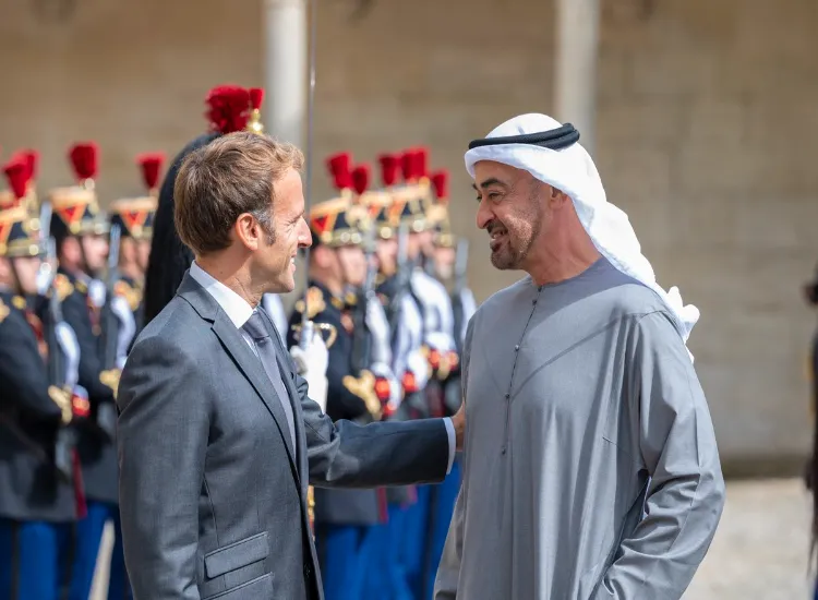 الرئيس الإماراتي الشيخ محمد بن زايد آل نهيان والرئيس الفرنسي إيمانويل ماكرون (أرشيفية)